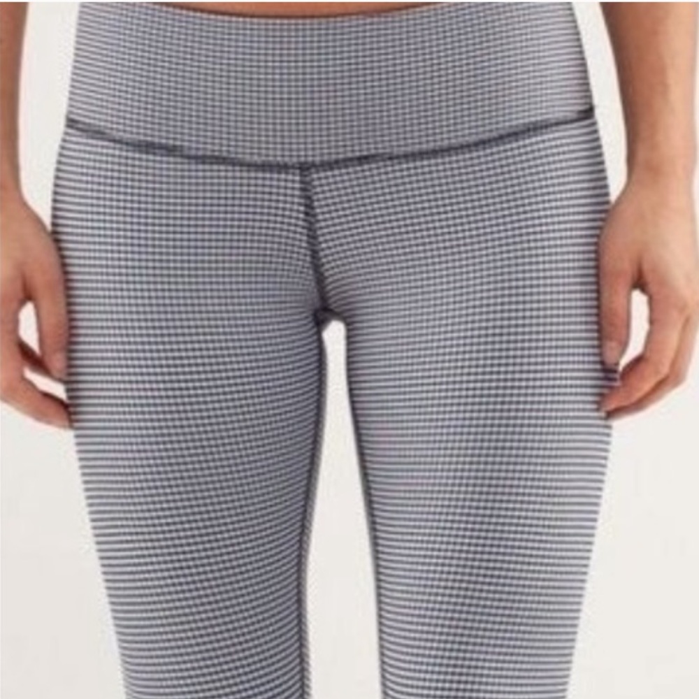 Lululemon gingham navy/white capri leggings Sz 6